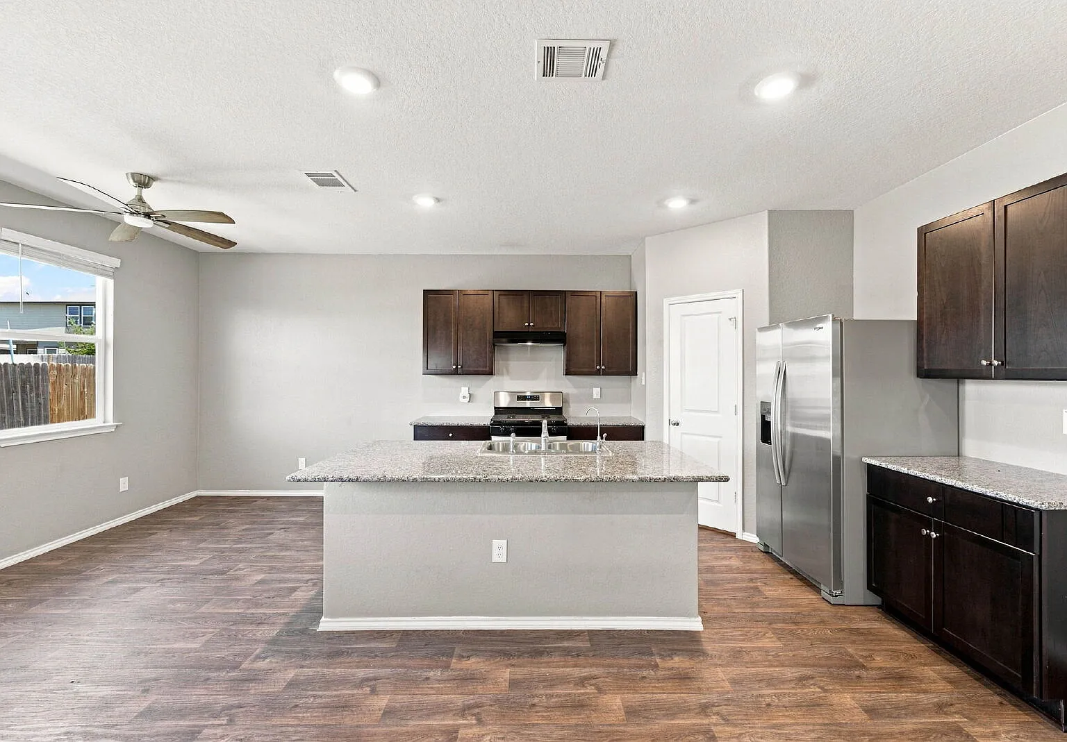 3 bed, 2.0 bath, 1182 sqft, $1,600 — Photo 4