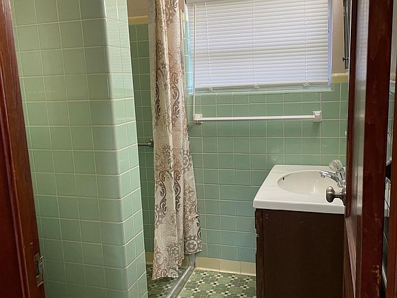 3rd image of 647 W Lakeshore Dr