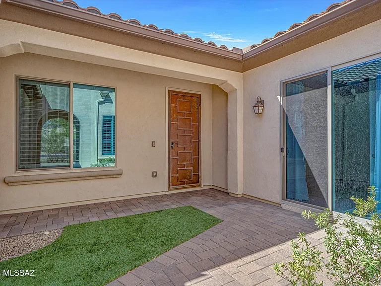 2447 N Wychwood Ct — Photo 3