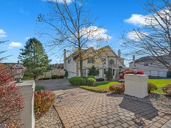 3rd image of 24 Vista Dr