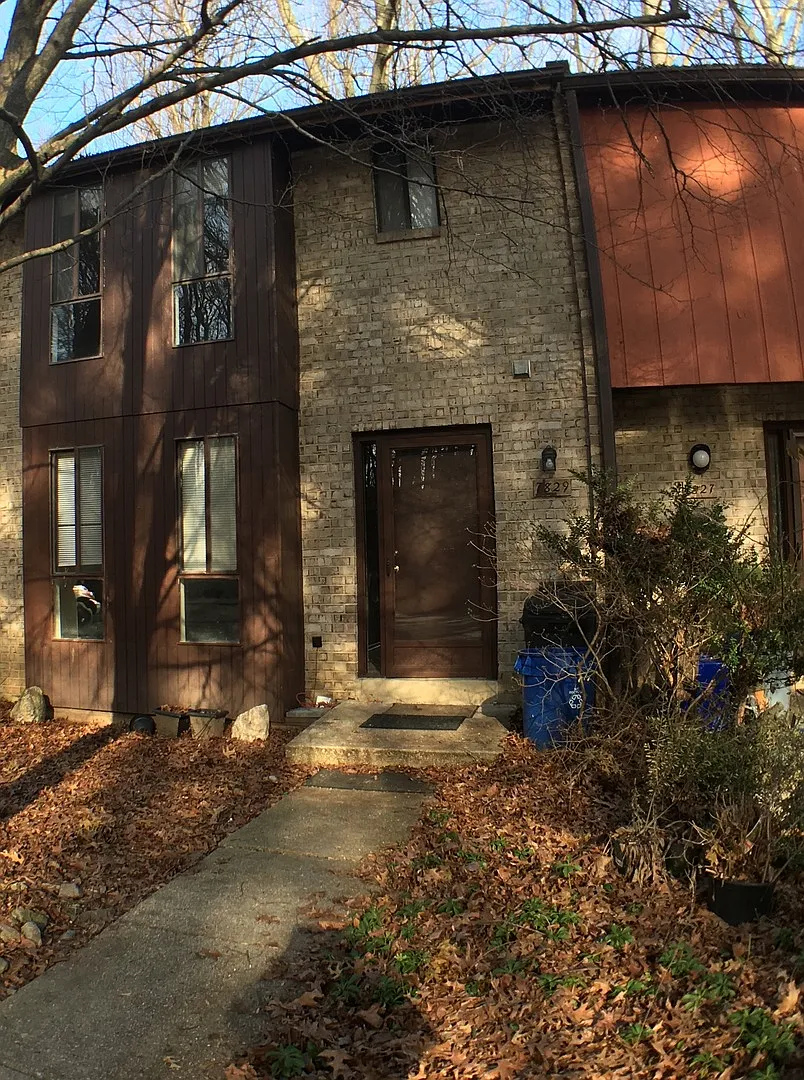 Spacious 3 BR, 2.5 BA townhouse with finished walk-out basement — Photo 1