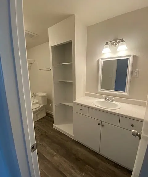 Admiral and Brittany Apartments — Photo 9