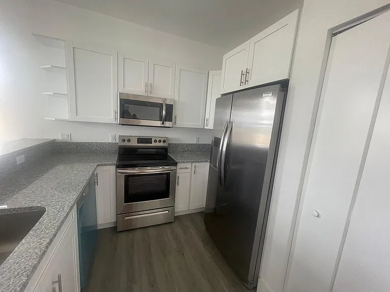 275 SW 4th St #220 — Photo 26