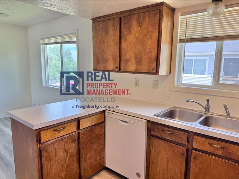 1256 Kinghorn Rd — Photo 3