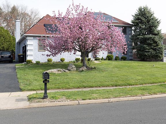 2nd image of 825 Cliff Rd