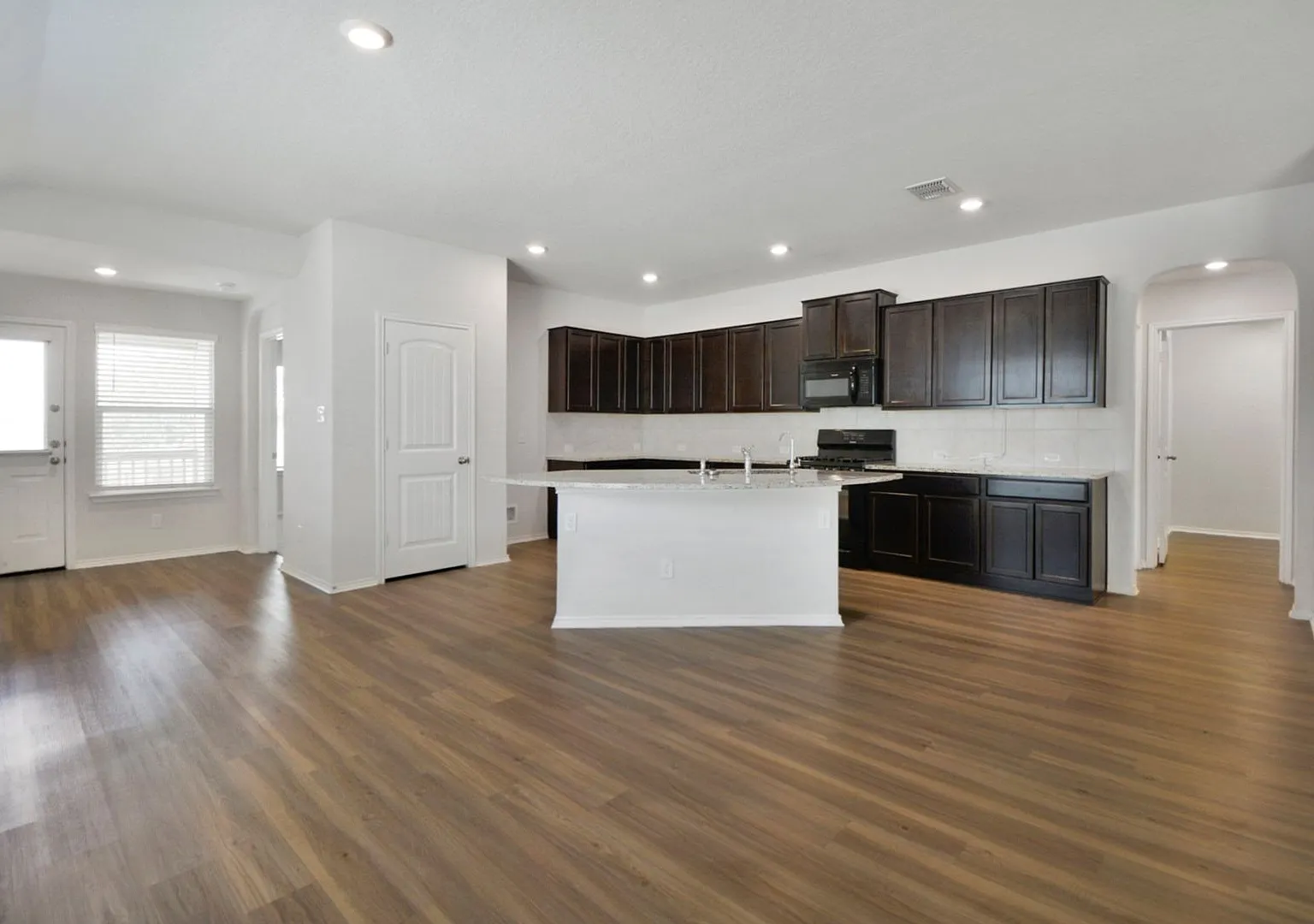 Beautiful 4-Bedroom Corner Lot Home with Open Floor Plan in Bulverde — Photo 2