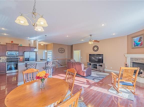 4th image of 10901 Delavan Ct