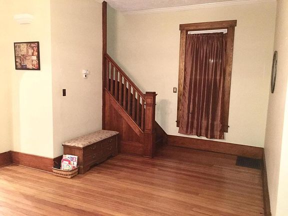 3rd image of 221 College St