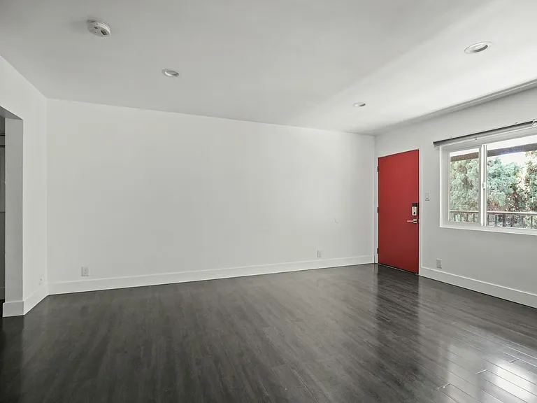 1321 W 36th Pl #3 — Photo 8