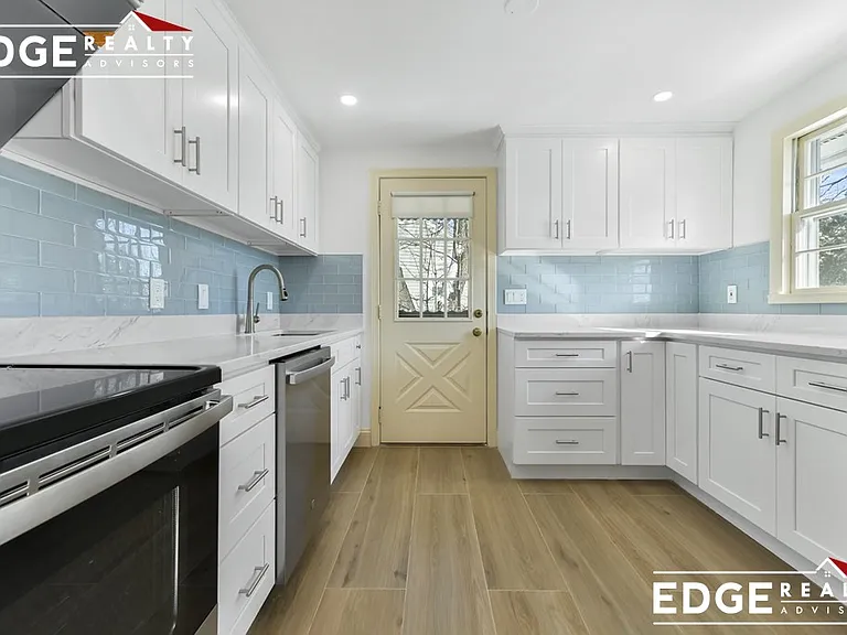 105 Hamilton Rd — Photo 2