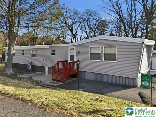 10 E Zimmer Dr, Walnutport, PA 18088