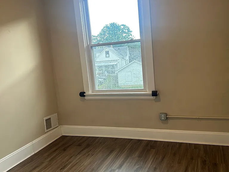 2033 Weyer Ave #B — Photo 14
