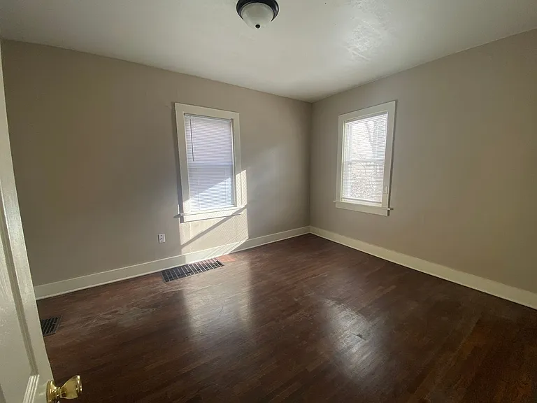 1230 Summit St — Photo 7