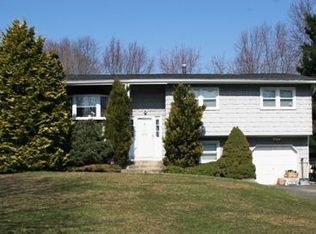 7 Meadowbrook Dr, East Windsor, NJ 08520