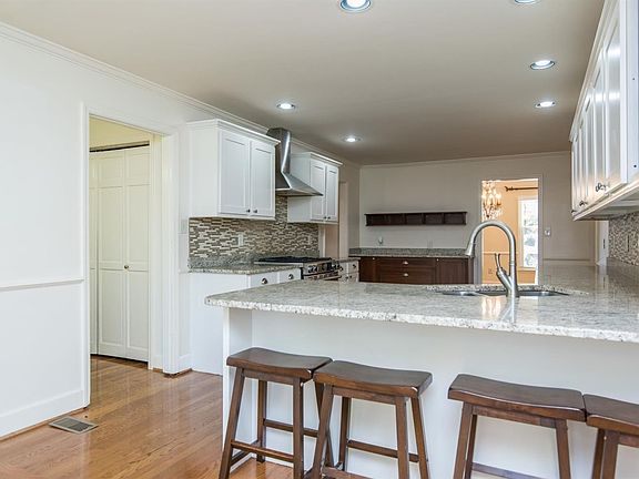 5th image of 2059 Manor Dr