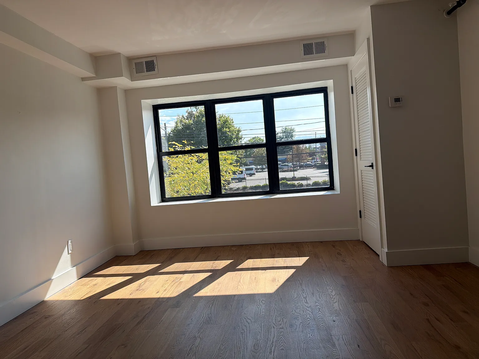 2 bed, 1000 sqft, $2,400 — Photo 3