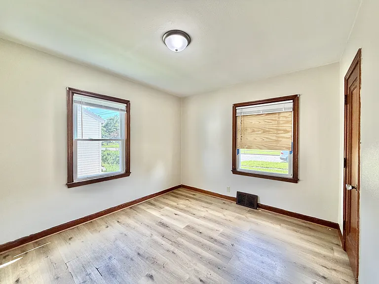 1029 McKinley Ave — Photo 12