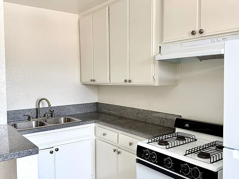 7355 Woodley Ave #10 — Photo 5