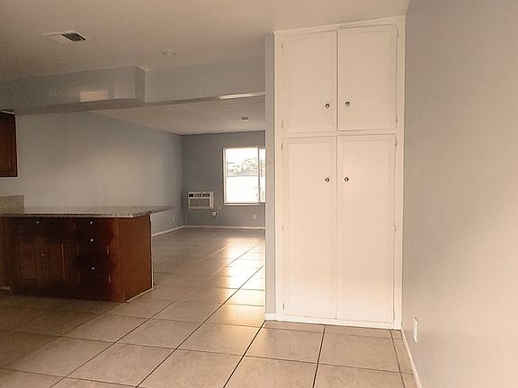 2nd image of 4722 Canoga St APT 4