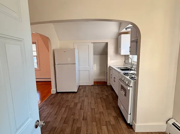 104 Suffolk Ave Floor 2, Pawtucket, RI 02861