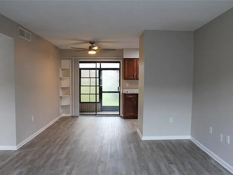 1920 E Edgewood Dr #D9 — Photo 2