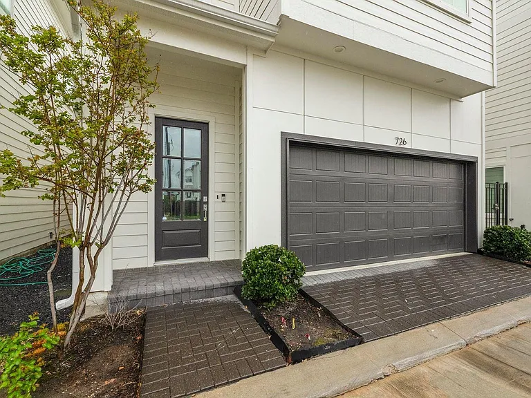 726 Carriage Knolls Dr — Photo 2