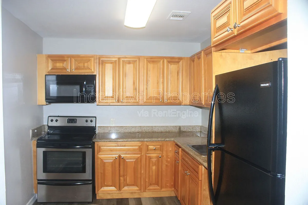 Building Photo - 4176 Versailles Dr #D
