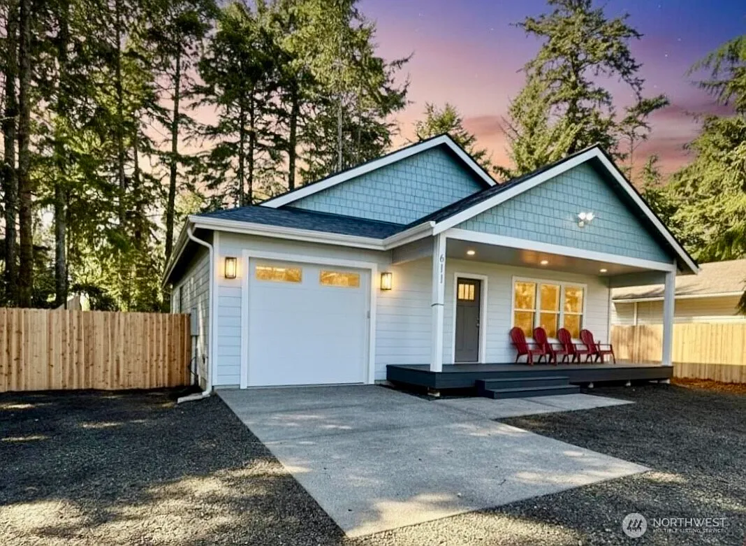 611 Weatherwax Loop NE photo 1