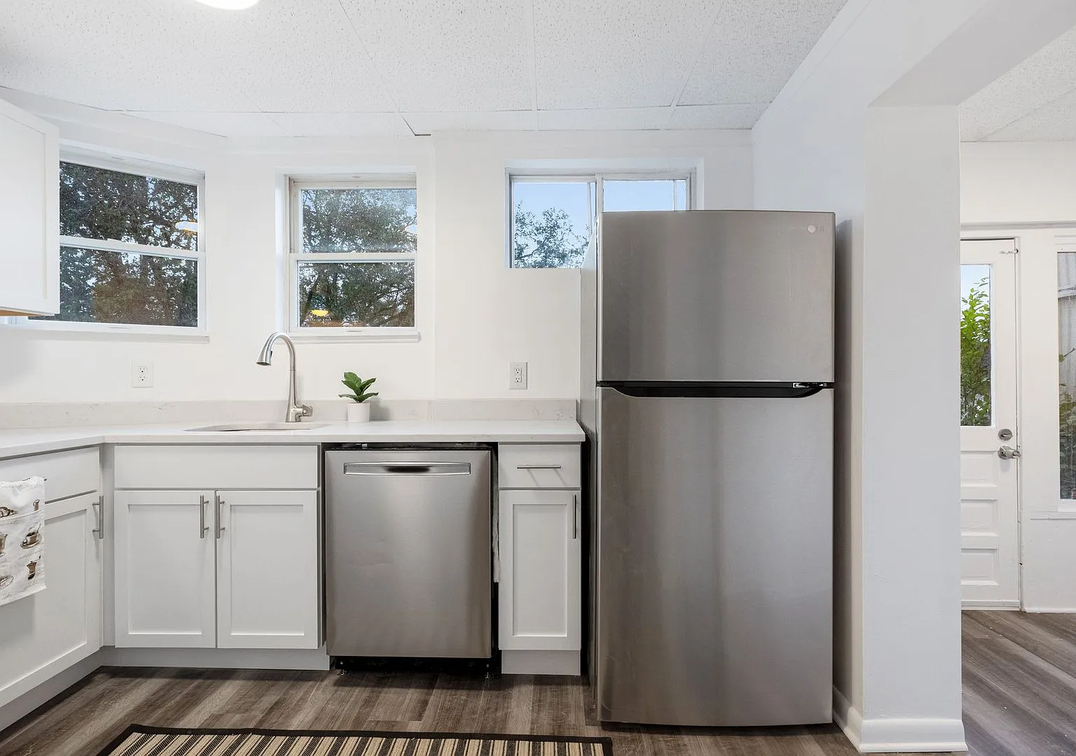 Contemporary Style 1 bedroom and 3 bedroom building — Photo 4