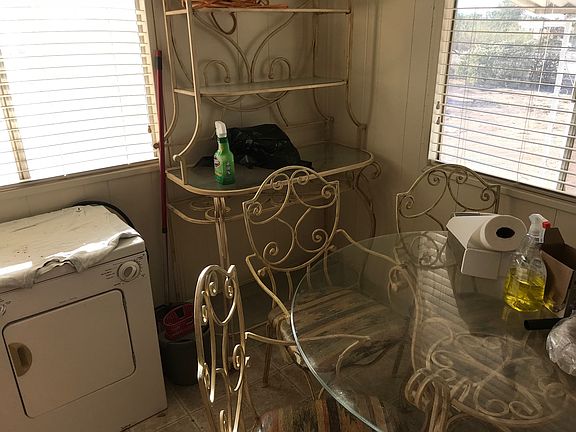 Kitchen seating area