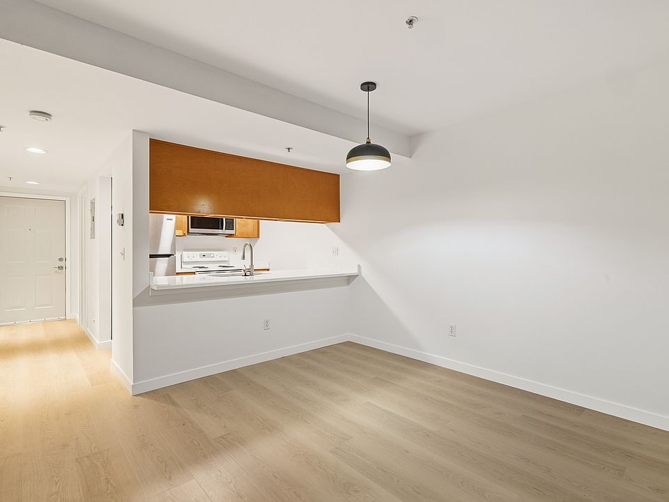 1st image of 12345 Roosevelt Way NE APT 206