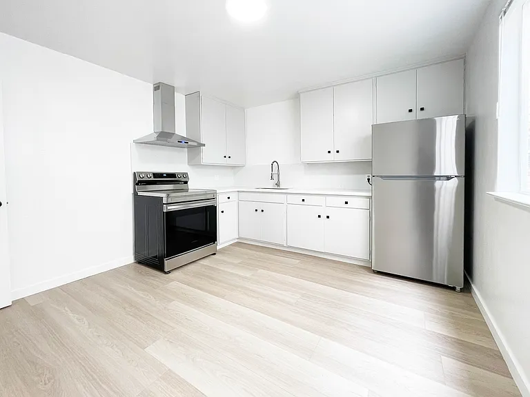 2421 Judah St #4 — Photo 4