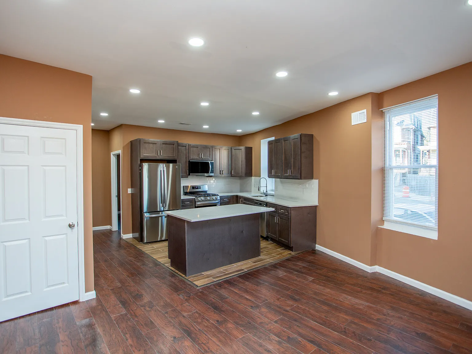 4 bed, 1212 sqft, $2,400 — Photo 3