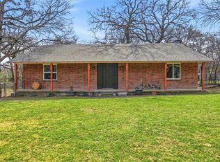208 Shoreline Dr, Azle, TX 76020