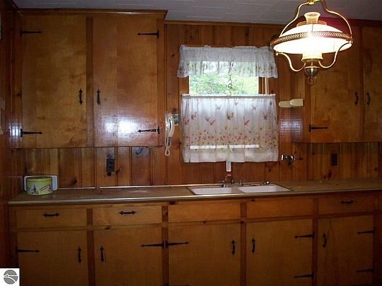 5th image of 2221 Douglas Dr