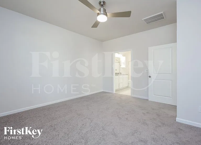 534 Hillpark Ln — Photo 9