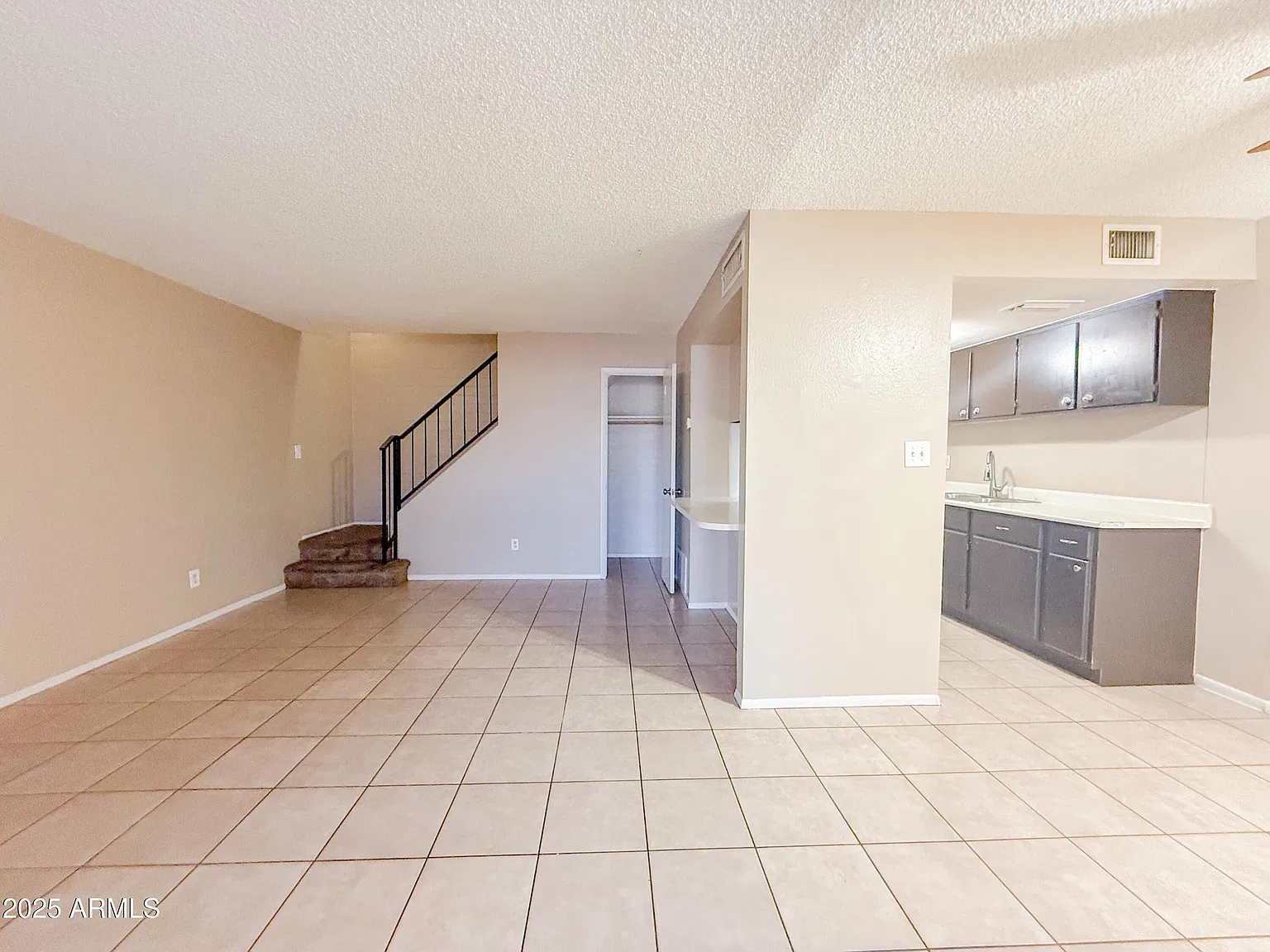 3 bed, 1005 sqft, $1,290 — Photo 2