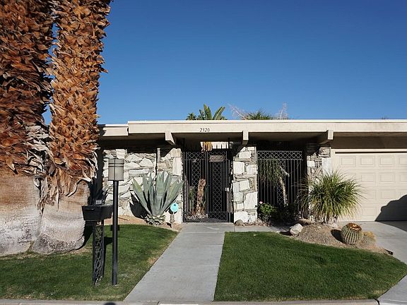 Front entrance to property. Exterior is maintained by HOA
