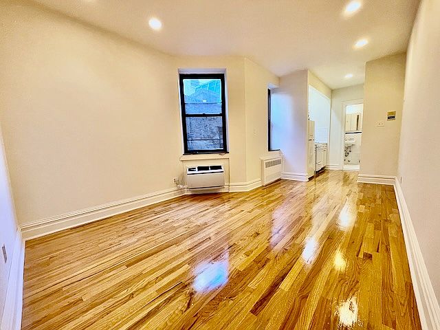 1st image of 19 Jones St #9
