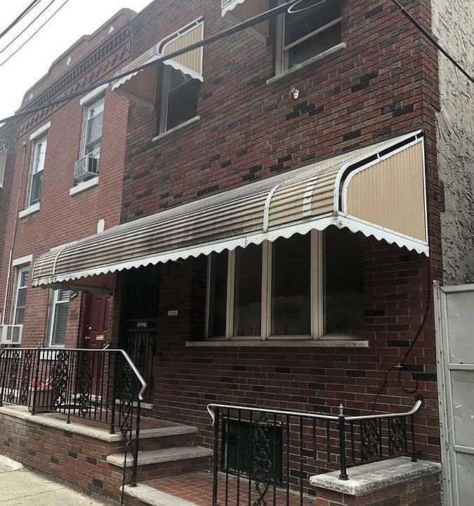 1st image of 2004 S Hutchinson St