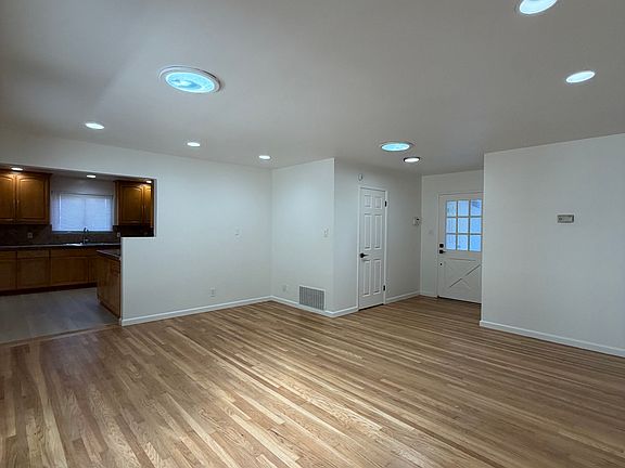 4th image of 204 Carlester Dr