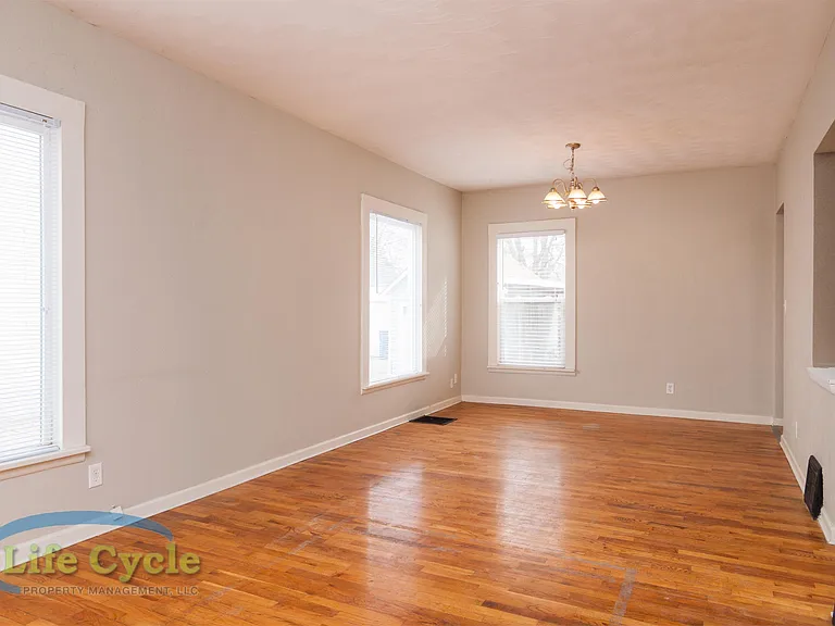 138 Travis St NE — Photo 3