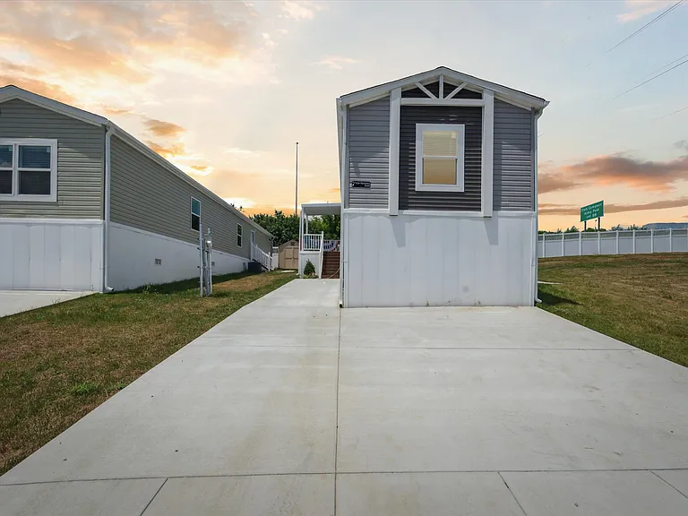 Holiday Village — Photo 10