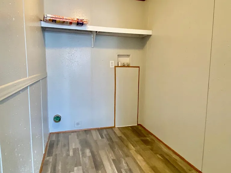 Laundry Room with washer / dryer hookups