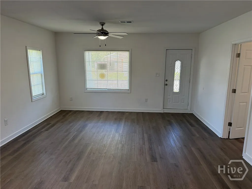 3 bed, 2.0 bath, 1512 sqft, $2,000 — Photo 2