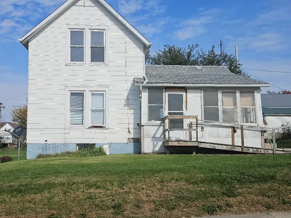 606 16th St, Belle Plaine, IA 52208