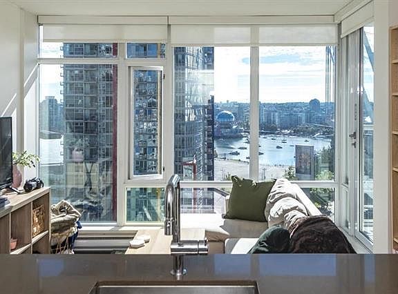 4th image of 1805-161 Georgia St #1805