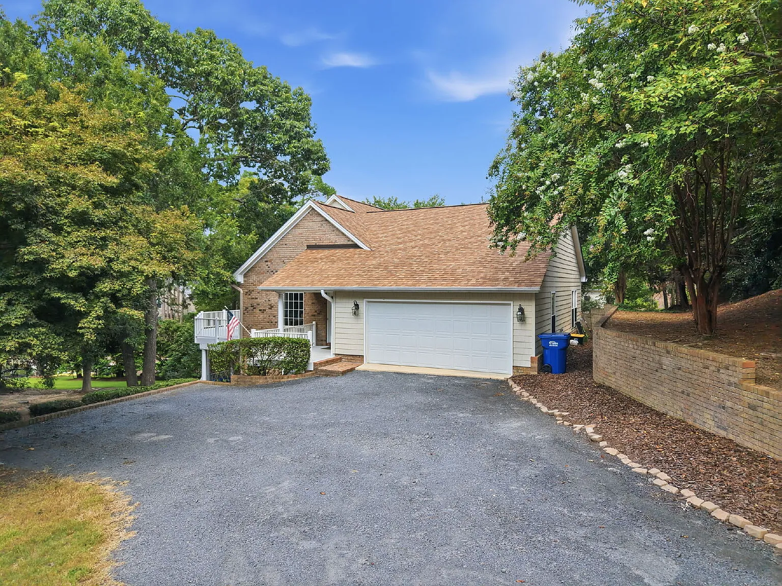3 bed, 3.5 bath, 3312 sqft, $2,600 — Photo 2