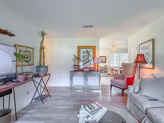 2nd image of 2034 Harriet Dr