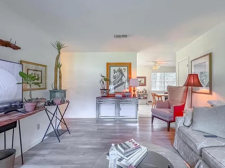 2034 Harriet Dr — Photo 2